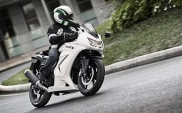 11MY_Ninja250R_WHT_Action_3