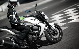 11MY_Z750_WHT_Action_2