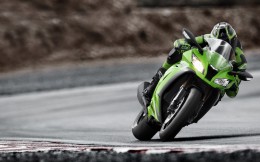 11MY_ZX-10R_action_1_LIM