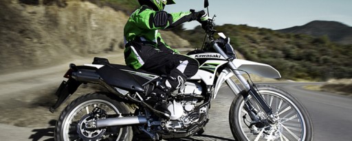 KLX250 – OK ab 18! Enduro-Supermotomaschine. Ob Off-Road, auf Landstrassen oder in der Stadt. Mit der KLX250 sind Sie immer und überall Herr der Lage.